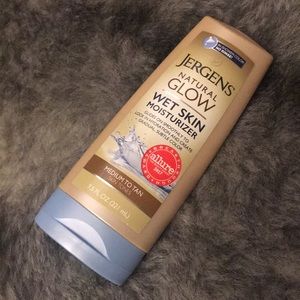 Jergen’s Natural Glow Wet Skin Moisturizer